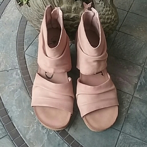 New OTBT Sandles - Picture 2 of 8